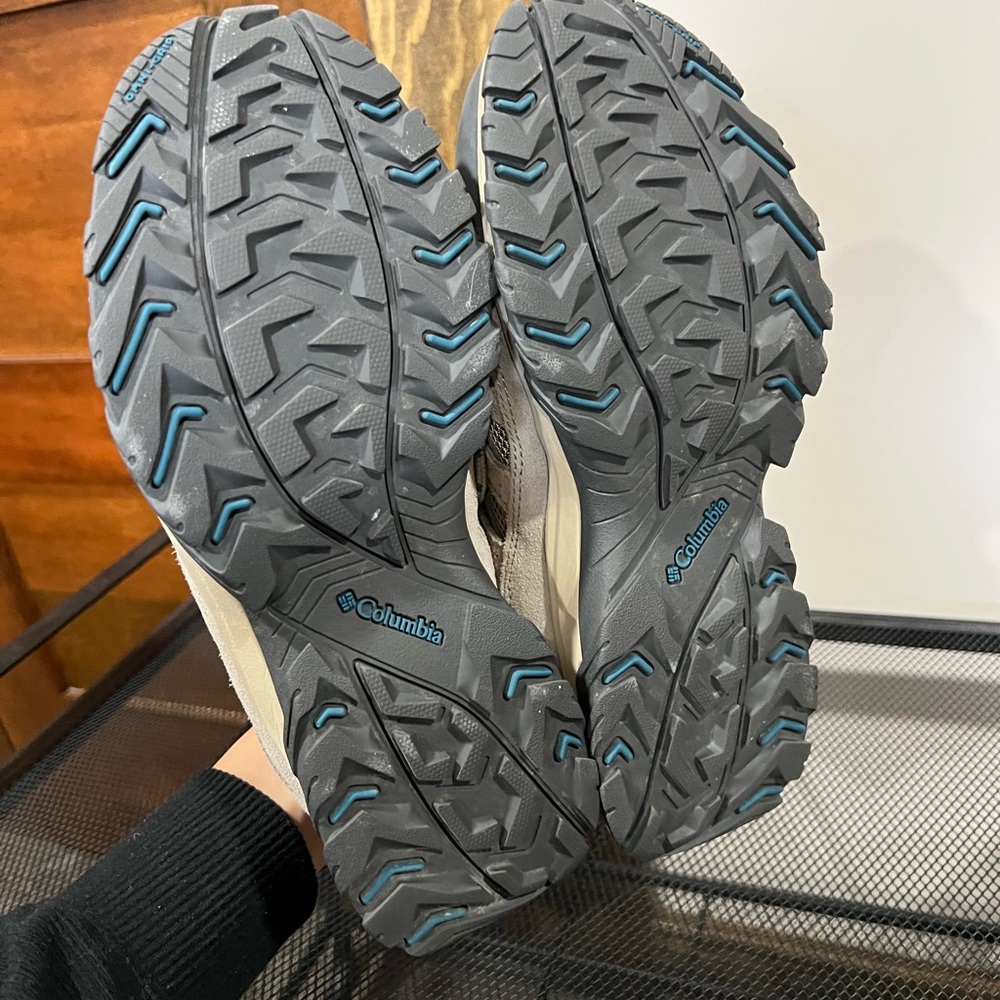 Women’s Columbia Hiking Sneakers - Picture 7 of 8